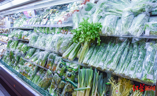 直击成都多家商超 库存加倍不涨价，市民“菜篮子”稳稳的